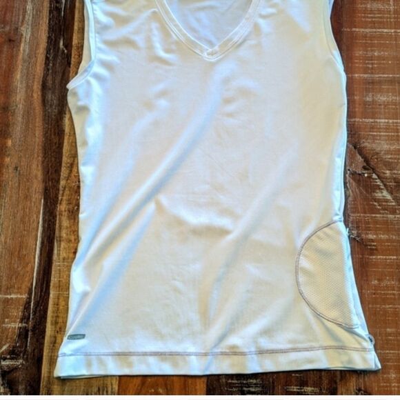 ✨ALO White CoolFit V-Neck Yoga Tank✨ - Picture 3 of 7
